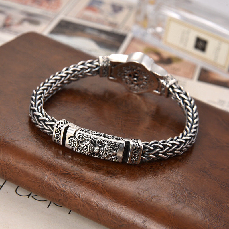 Weaving a domineering lion bracelet