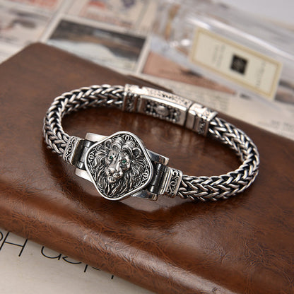 Weaving a domineering lion bracelet