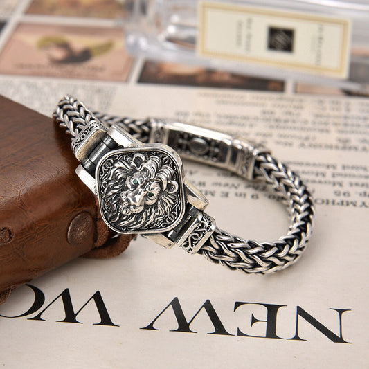 Weaving a domineering lion bracelet